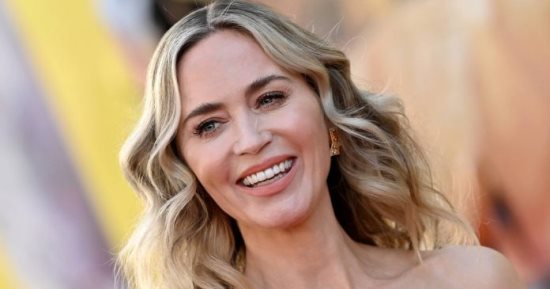 النجمة إميلي بلانت تتحدث عن تاريخها مع قبلات السينما: شعرت بعدم الارتياح 