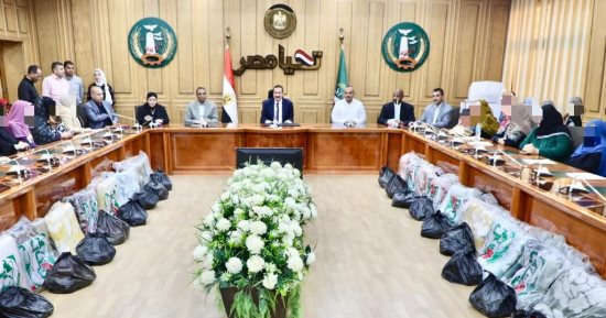 محافظ المنوفية يوزع مساعدات مالية وعينية لـ53 حالة من الأسر الأولى بالرعاية