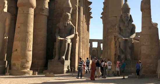 سياح العالم يستمتعون بزيارات معبد الأقصر