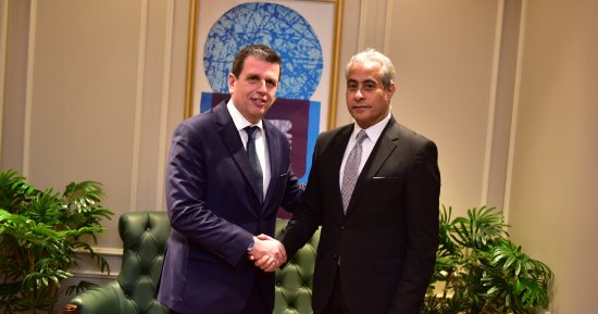 وزير العمل يلتقى وزير الهجرة اليوناني لبحث إرسال عمالة مصرية إلى أثينا
