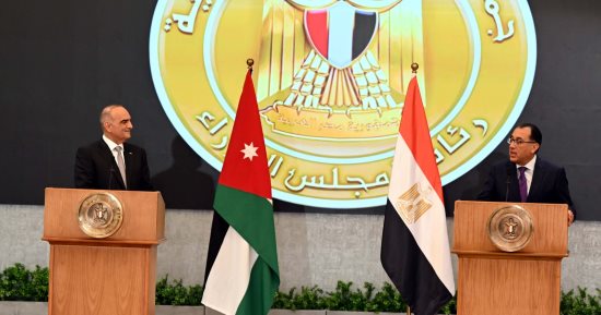 رئيس الوزراء فى مؤتمر صحفى مع نظيره الأردنى: نعمل على زيادة حجم الاستثمارات المتبادلة بين القطاعين الخاص بالبلدين بما يحقق تطلعات وآمال الشعبين الشقيقين.. ولا يوجد حل للأزمة غير المسبوقة فى غزة إلا بحل الدولتين