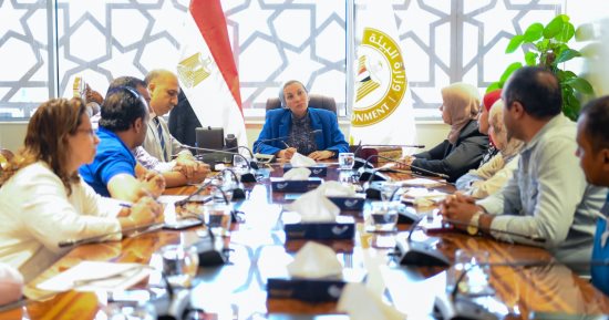 وزيرة البيئة تجتمع بالعاملين فى جهاز تنظيم وإدارة المخلفات لمتابعة التنفيذ 