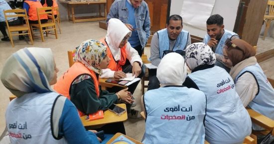 متطوعون من صندوق علاج الإدمان يجوبون شمال سيناء للتوعية بخطر المخدرات.. صور