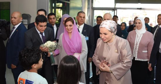 Mme Intisar Al-Sisi et l’épouse du sultan d’Oman visitent l’hôpital 57357 pour soutenir les enfants (vidéo)