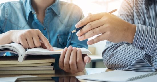 ما تنكديش على ابنك فى الامتحانات.. 10 فوائد صحية للضحك