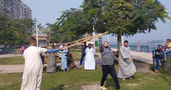 استعراضات بالعصا.. شاهد فن التحطيب على كورنيش المنيا.. فيديو