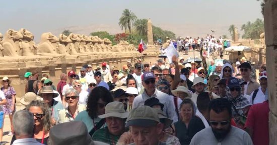 صورة اليوم.. توافد مميز للسياح من كل أنحاء العالم على معابد الكرنك والأقصر