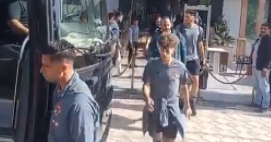 لاعبو الأهلي يغادرون فندق الإقامة استعدادا لمباراة بلدية المحلة.. فيديو