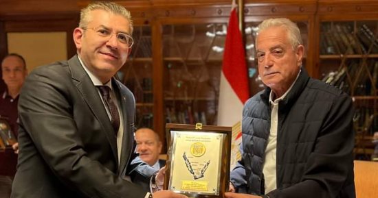 محافظ جنوب سيناء يكرم القائمين على أعمال التصميم والتشييد بشرم الشيخ.. صور