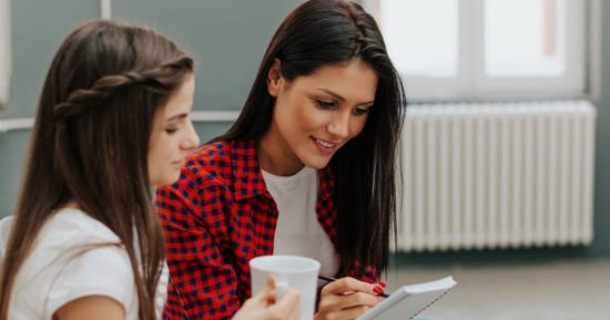 إتيكيت تقديم النصيحة للآخرين.. استمتع بدون إصدار أحكام