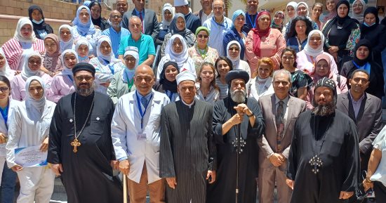 قيادات دينية ومجتمعية يزورون مستشفيات أسوان ويوزعون الحلوى على المرضى.. لايف