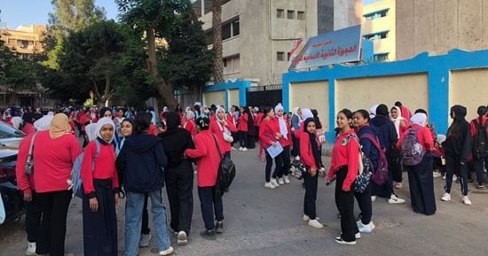 توافد طلاب أولى ثانوى بالجيزة على اللجان لأداء امتحان اللغة الأجنبية الأولى
