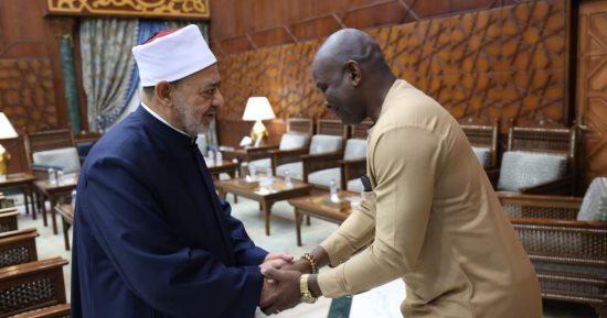 شيخ الأزهر يوجه بزيادة المنح الدراسية لأبناء سيراليون