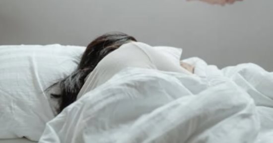 4 خطوات للحصول على نوم جيد في الصيف.. ما تأجلش الشغل لآخر اليوم