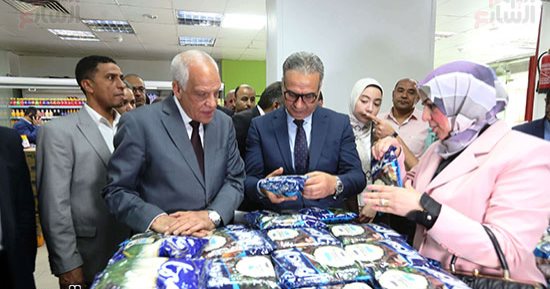 محافظ الجيزة ورئيس حماية المستهلك يقودان حملة رقابية على المخابز والسلاسل التجارية.. استهدفت مراقبة أسعار السلع والالتزام بأوزان وأسعار الخبز المقررة.. واللواء أحمد راشد: غير مسموح التلاعب بوزن الرغيف.. فيديو