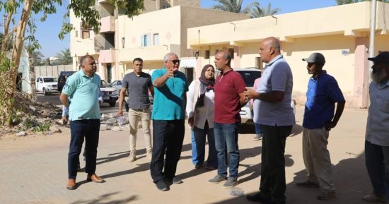 محافظ الوادى الجديد يتابع أعمال رفع كفاءة وتمهيد الطرق بحى السبط الشرقى بالخارجة