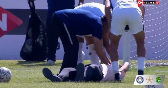 حالة إغماء لأحد أفراد الجهاز الطبى لسموحة في مباراة الاتحاد.. فيديو