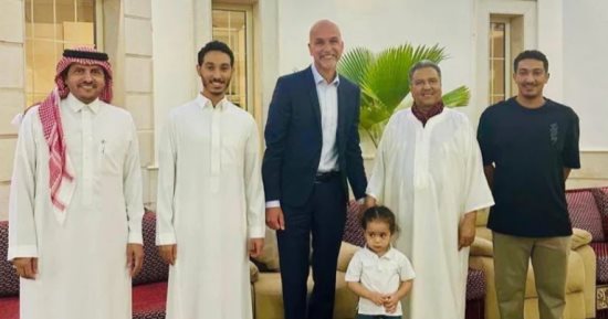محمد عبده يطمئن جمهوره على صحته بأول ظهور مع أبنائه.. صورة 