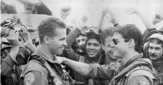 توم كروز يحتفى بصور من كواليس فيلمه Top Gun فى ذكراه الـ38