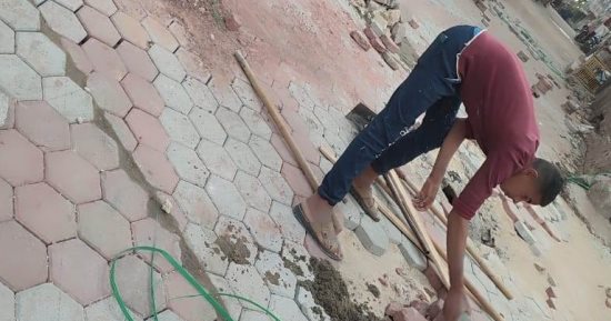 طفرة بمدينة إسنا فى قطاع رصف الطرق وتركيب بلاط الإنترلوك بالشوارع.. صور