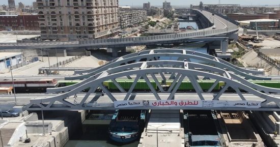 كوبرى الهاويس المالح بميناء الإسكندرية نقلة نوعية فى النقل النهرى.. تطويره يسمح بمرور بارجات بطول 100 م محملة بحاويات بارتفاع 2 حاوية ويعمل على زيادة سهولة الحركة المرورية من الميناء إلى الطرق السريعة.. صور