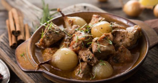 طريقة عمل طاجن العكاوي بالبصل.. تنفع مع أرز أو لوحدها
