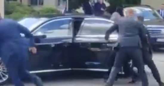 اللحظات الأولى لمحاولة اغتيال رئيس وزراء سلوفاكيا روبرت فيكو.. فيديو
