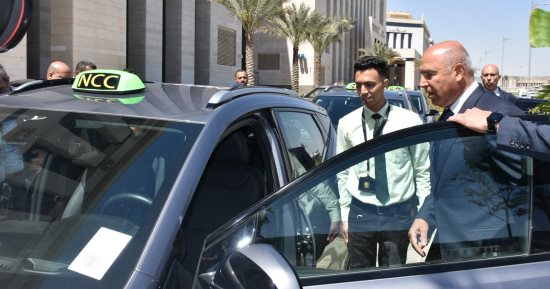 وزير النقل يشهد التشغيل التجريبى للمرحلة 1 من التاكسى الكهربائى بالعاصمة الإدارية