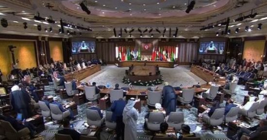 القمة العربية تؤكد ضرورة إنهاء الأزمة السورية