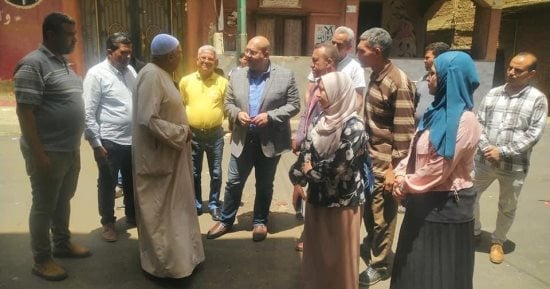 نائب محافظ الجيزة يوجه برفع معدلات تركيب الوصلات المنزلية للصرف الصحى بالعياط