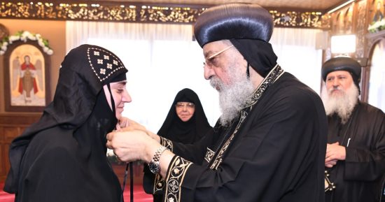 البابا تواضروس الثانى يغير الشكل الرهبانى للراهبة المسؤولة عن دير "الملاك" بملبورن