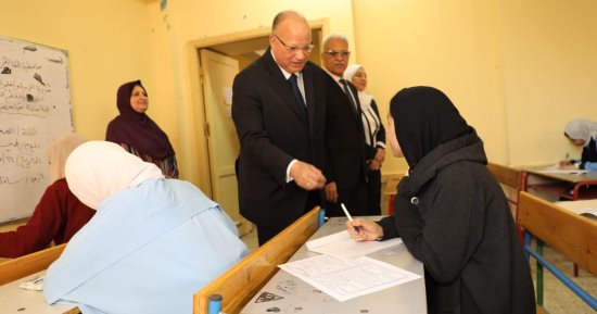 محافظ القاهرة يتفقد لجان امتحانات الشهادة الإعدادية.. صور