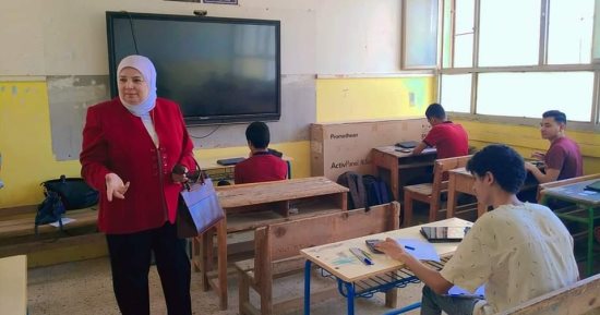 مدير إدارة القاهرة الجديدة التعليمية تتفقد لجان امتحان طلبة الشهادة الإعدادية.. صور