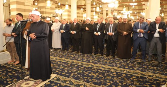 محافظ القاهرة يؤدى صلاة الجمعة بمسجد السيدة زينب ويشكر الرئيس على التطوير