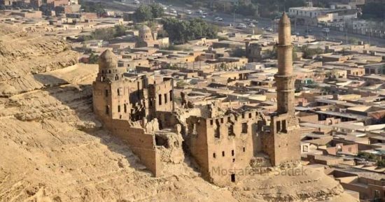 فوق هضبة المقطم تجتمع المعجزات.. حكاية الجبل المقدس عند المصريين.. يضم مقابر خمسة من صحابة رسول الله والإمامين الليث بن سعد والشافعى.. وعمرو بن العاص رفض بيعه للمقوقس.. واتخذه الحاكم بأمر الله مكانا للخلوة