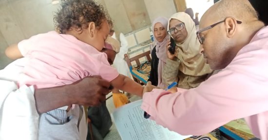 استخراج أوراق ثبوتية لأهالى قرية وادى خريت بمحافظة أسوان.. صور