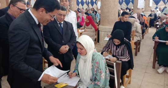 رئيس جامعة بنها يتفقد الامتحانات بكليتى الحقوق والعلاج الطبيعى