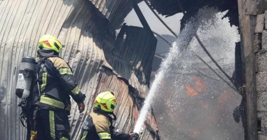 البحرين: الدفاع المدنى يخلى 16 شخصا بعد سيطرته على حريق ضخم بمستودعات