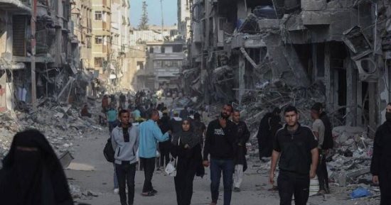 فلسطينيون يعودون إلى منازلهم المدمرة فى خان يونس.. صور