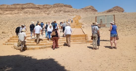 وفود سياحية أوروبية تزور المناطق الأثرية فى المنيا.. صور