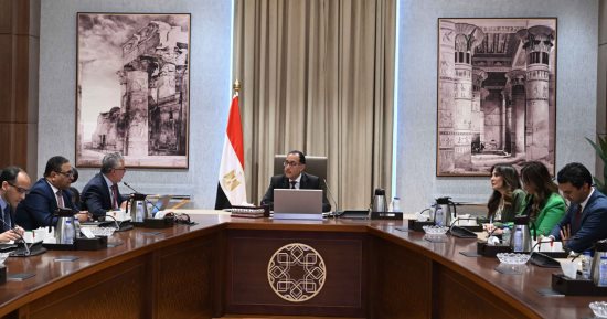 رئيس الوزراء يُتابع مع رئيس الهيئة الاقتصادية لقناة السويس ملفات العمل
