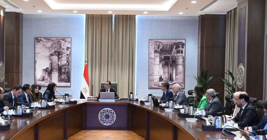 رئيس الوزراء يتابع مع مسئولى البنك الدولي جهود تنفيذ وثيقة سياسة ملكية الدولة  