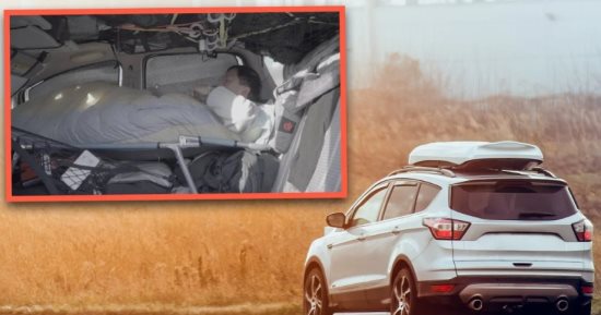 بسبب الفيضانات.. شاب صيني ينام في سيارته لتوفير الوقت وأموال الإيجار