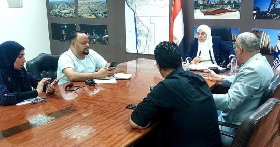 نائب محافظ القاهرة للمنطقة الجنوبية تبحث تطوير قرية الفواخير