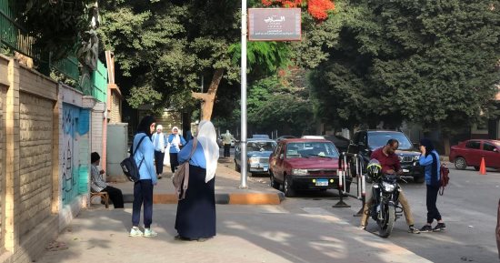 توافد طلاب أولى ثانوى بالجيزة على اللجان لأداء امتحانى الأحياء والتاريخ