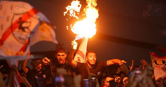 جماهير الزمالك تحتفل بالكونفدرالية أمام مقر النادى بالشماريخ