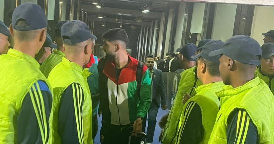 ياسر حمد يرتدى علم فلسطين بعد التتويج بالكونفدرالية