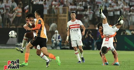 لقطة المباراة.. لاعب نهضة بركان ينقذ دونجا من السقوط على أرضية الملعب