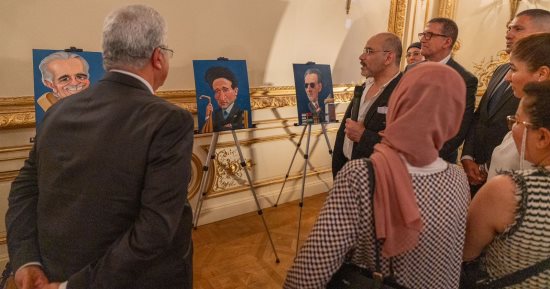 شاهد لوحات عمرو فهمى فى معرض نجوم فى السماء بلندن
