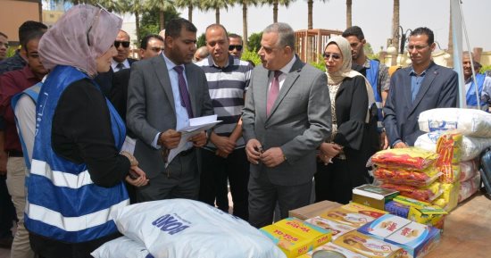 محافظ سوهاج يسلم عدد من أجهزة العرائس والمساعدات للفئات الأولى بالرعاية
